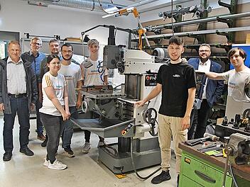 Übergabe einer Fräsmaschine: (hinten v. l.) Stefan Albrecht, Ausbildungscoach bei Siemens Healthineers, Robert Miemietz und Peter Pfann, Vorsitzende der Lebenshilfe, Marco Friepes (Zweiter v. r.), Ausbildungsleiter bei Siemens Healthineers und ein...