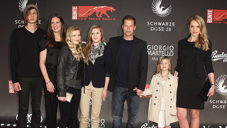 Und noch ein Bild mit Seltenheitswert (aus dem Jahr 2011) - die gesamte Familie gemeinsam auf dem roten Teppich: (von links) Valentin Schweiger, Dana Schweiger, Luna Schweiger, Lilli Schweiger, Til Schweiger, Emma Schweiger sowie die damalige Lebensgef&auml;hrtin von Til Schweiger, Svenja Holtmann.