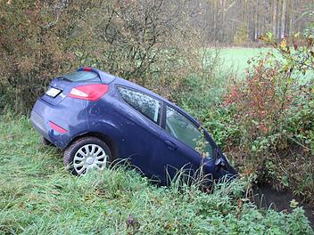 Mit der Nase nach vorne landete der Fiat der Frau nach einer langen Irrfahrt im Bach. Die verwirrte Fahrerin machte sich zu Fuß auf ihren weiteren Weg. Fotos: Ralf Kestel