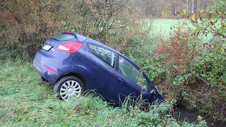 Mit der Nase nach vorne landete der Fiat der Frau nach einer langen Irrfahrt im Bach. Die verwirrte Fahrerin machte sich zu Fuß auf ihren weiteren Weg. Fotos: Ralf Kestel
