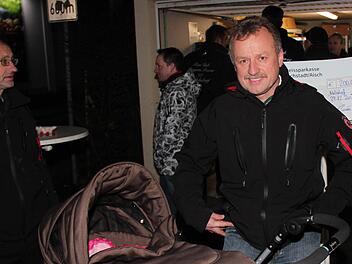 Wolfgang Lebender nahm Enkelin Mila, die ebenfalls schon Mitglied im Fanclubs ist, mit zur Jahresabschlussfeier. Foto: Johanna Blum