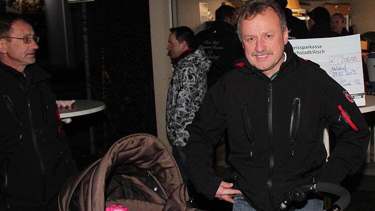 Wolfgang Lebender nahm Enkelin Mila, die ebenfalls schon Mitglied im Fanclubs ist, mit zur Jahresabschlussfeier. Foto: Johanna Blum