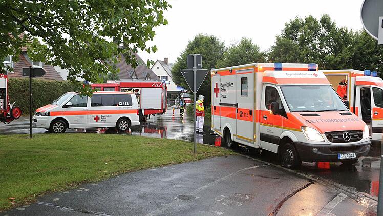 In der Memmbacher Straße in Erlangen kam es am Sonntag zu einem Dachstuhlbrand, welcher durch einen Blitzeinschlag ausgelöst wurde. Foto: News5/Weier