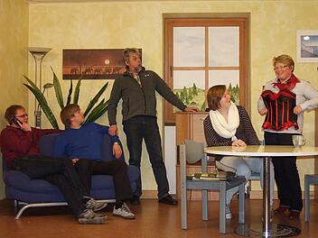 Turbulent geht es zu in den Einaktern der Theatergruppe Hutschdorf. Am 17. April ist Premiere. Foto: Katharina Müller-Sanke