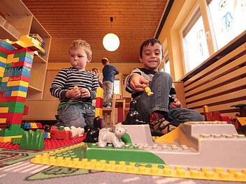 Leo (links) und Furka spielen in der neuen Lego-Ecke im Kindergarten "St. Johannes der Täufer" in Forchheim-Reuth. Foto: J. Hofbauer