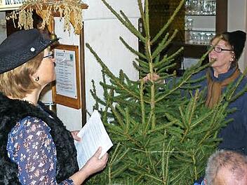 Hanna Rattler (rechts) und Irmgard Holhut zeigten, wie frau eine Riesenzwergtanne für 78 Euro als Biochristbaum anbringt. Foto: Klaus-Peter Wulf