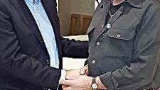 Seit über 20 Jahren ist Wilfried Schneider (rechts) aus Limbach in der Metall-Innung aktiv. Günther Weber ehrte ihn mit dem "Katzenkopf in Silber". Foto: Weinbeer