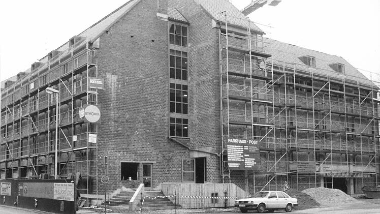 Noch unverputzt: Das Parkhaus Post im November 1984.  Foto: CT-Archiv / Hans Wippenbeck