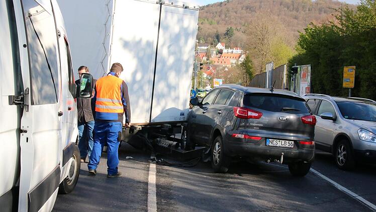 Noch einigermaßen glimpflich endete ein Unfall gestern an der Abzweigung vom Westring auf die Heiligenfelder Allee: Ein Lkw-Anhänger machte sich selbstständig und prallte gegen einen Pkw. Foto: Ralf Ruppert