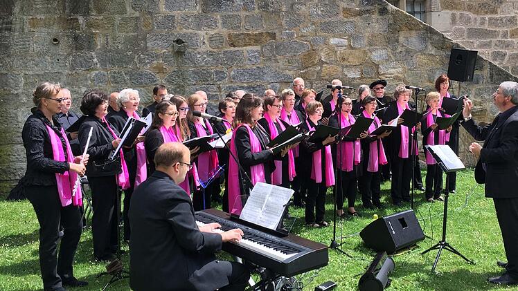 Unter der Leitung von Sigurd Knopp sang der SMS-Chor Ludwigsstadt das Luther-Oratorium von Siegfried Fietz auf der Veste. Foto: Jochen Berger