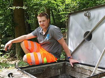 Die Margarethenquelle liegt vier Meter tief unter der Erde. Das Wasser kommt aus Löchern, die in den Felsen gebohrt worden sind. Foto: Ulrike Müller
