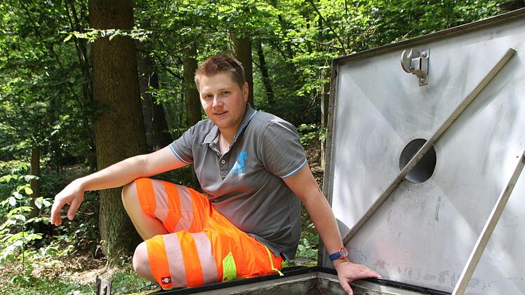 Die Margarethenquelle liegt vier Meter tief unter der Erde. Das Wasser kommt aus Löchern, die in den Felsen gebohrt worden sind. Foto: Ulrike Müller