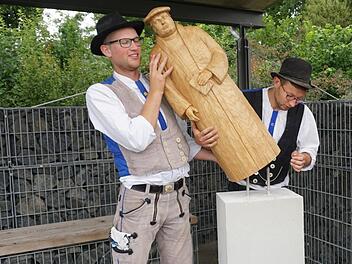 Die neue Martin-Luther-Skulptur wurde von den beiden Handwerksgesellen Julian Heidemann (links) und Johannes Brennsteiner schon mal probeweise auf den Sockel gehoben.  Foto: Marion Eckert