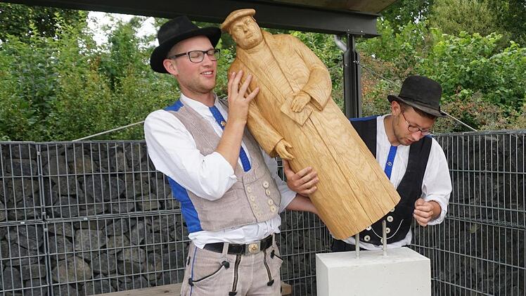 Die neue Martin-Luther-Skulptur wurde von den beiden Handwerksgesellen Julian Heidemann (links) und Johannes Brennsteiner schon mal probeweise auf den Sockel gehoben.  Foto: Marion Eckert