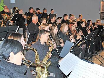 Die "Egerl&auml;nder Musikanten" bestritten das Adventskonzert in der Ebelsbacher Pfarrkirche mit ihren sch&ouml;nen Vortr&auml;gen.  Fotos: Ewald Stretz