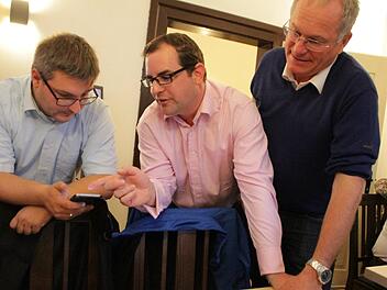 Martin Oberle (rechts) und Christian Enz warten beide noch auf ihr Endergebnis. Beide könnten den Sprung ins angestrebte Gremium - Enz Landtag, Oberle Bezirkstag -  geschafft haben.  Foto: Waltraud Enkert