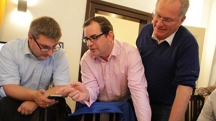 Martin Oberle (rechts) und Christian Enz warten beide noch auf ihr Endergebnis. Beide könnten den Sprung ins angestrebte Gremium - Enz Landtag, Oberle Bezirkstag -  geschafft haben.  Foto: Waltraud Enkert