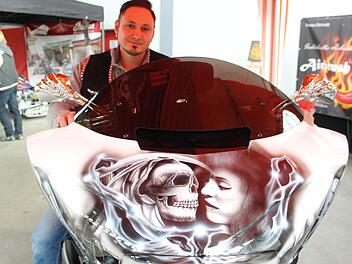 Biker Tino Häring hat sich etwas individuell Symbolisches auf seiner Maschine verewigen lassen, das ihn beim Fahren vorsichtig bleiben lassen soll. Foto: Markus Häggberg