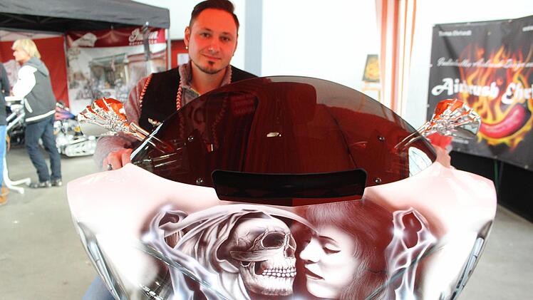 Biker Tino Häring hat sich etwas individuell Symbolisches auf seiner Maschine verewigen lassen, das ihn beim Fahren vorsichtig bleiben lassen soll. Foto: Markus Häggberg