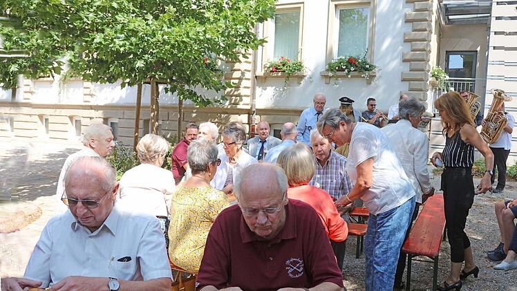 Auf den Festgottesdienst folgte der passende Frühschoppen mit Weißwurst und Gerstensaft.