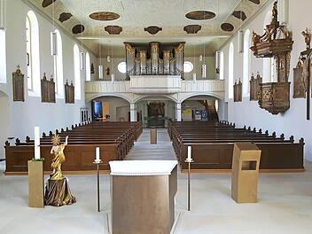 Blick in das Langschiff von St. Vitus. Ab Samstag kann hier wieder zusammen Gottesdienst gefeiert werden.  Fotos: Andrea Spörlein