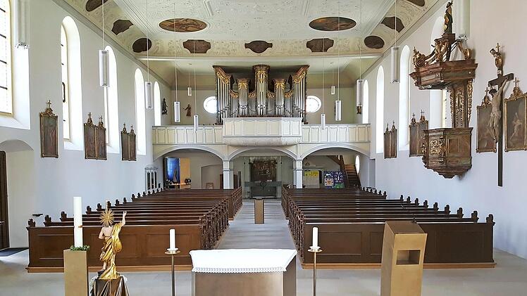 Blick in das Langschiff von St. Vitus. Ab Samstag kann hier wieder zusammen Gottesdienst gefeiert werden.  Fotos: Andrea Spörlein