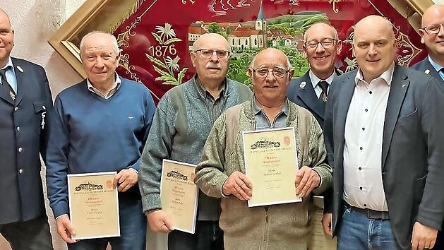 Ehrungen für langjährige Treue zur Premicher Feuerwehr: (von links) bisheriger 1. Vorstand Frank Ziegler, Franz Ziegler, Herbert Zehe, Robert Seufert, Jochen Zehe, Bürgermeister Daniel Wehner und bisheriger 1. Kommandant Michael Nauth.
