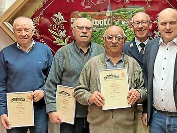 Ehrungen für langjährige Treue zur Premicher Feuerwehr: (von links) bisheriger 1. Vorstand Frank Ziegler, Franz Ziegler, Herbert Zehe, Robert Seufert, Jochen Zehe, Bürgermeister Daniel Wehner und bisheriger 1. Kommandant Michael Nauth.