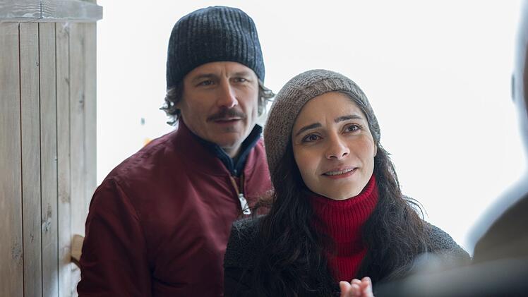 Der nette Tr&auml;umer Till (Manuel Rubey) und Shirin (Pegah Ferydoni), die fr&uuml;her mit Jerry zusammen war und mit ihm zwei Kinder hat, f&uuml;hren eine On-off-Beziehung. Nun suchen sie zu Weihnachten Hilfe - und einen Haufen ausgeb&uuml;xte Kinder.