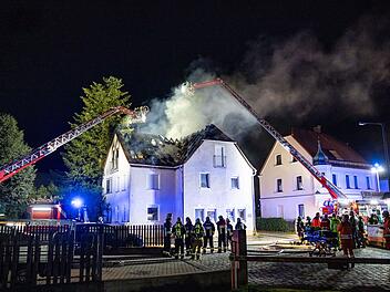 Toter bei Dachstuhlbrand in N&uuml;rnberger Mehrfamilienhaus