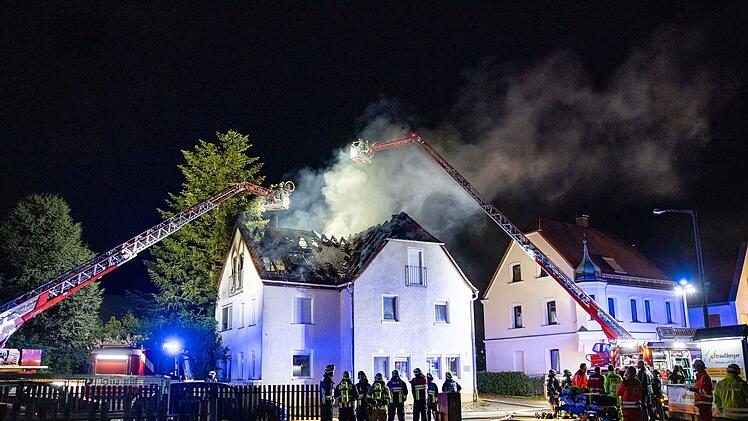 Toter bei Dachstuhlbrand in N&uuml;rnberger Mehrfamilienhaus