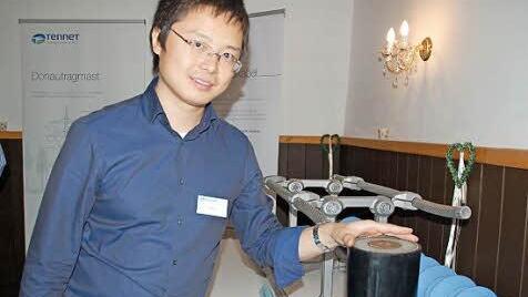 Tennet-Mitarbeiter Lao Tu zeigt ein dickes Erdkabel und im Vergleich dazu dahinter das Leiterbündel mit vier Strängen, wie es an den Masten zum Einsatz kommt. Fotos: Rainer Lutz