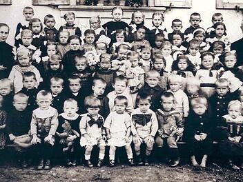Steinwiesener Kindergartenkinder im Jahr 1918 Fotos: Archiv/Heimatmuseum/Deuerling
