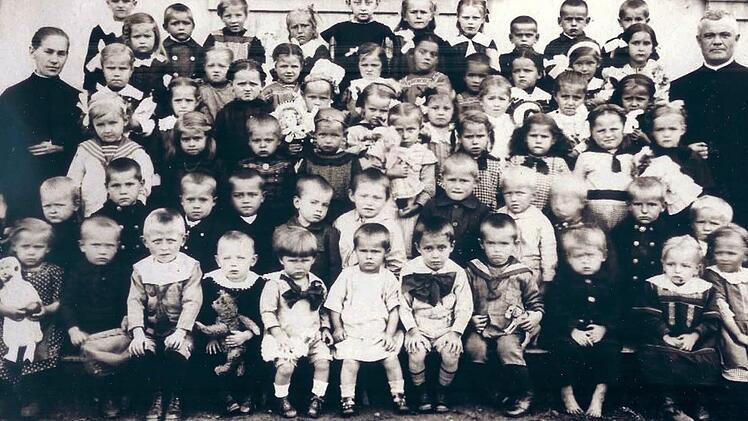 Steinwiesener Kindergartenkinder im Jahr 1918 Fotos: Archiv/Heimatmuseum/Deuerling