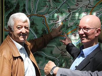 Robert Strobel (links) und Gerhard Müller zeigen, wo die Viceburg liegt.