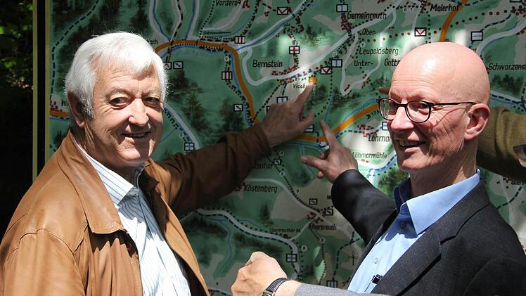Robert Strobel (links) und Gerhard Müller zeigen, wo die Viceburg liegt.