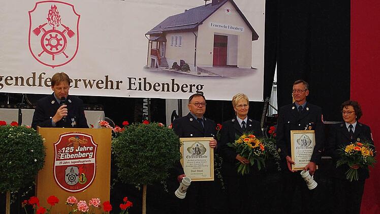 Die Feuerwehr Eibenberg freut sich über zwei neue Ehrenmitglieder. Das Bild zeigt (von links) 2. Vorsitzenden Gerwin Zwosta, Ehrenvorsitzender Josef Jakob und seine Ehefrau Petra Jakob, Ehrenkommandant Berthold Jakob und seine Ehefrau Helga Jakob.