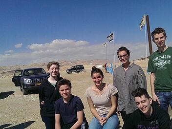 In der Wüste Negev (v. l.): Emily Lassos, Tizian Fella, Paula Hepp, Lea Zisler, Jonathan Kinle, André Ahlers,