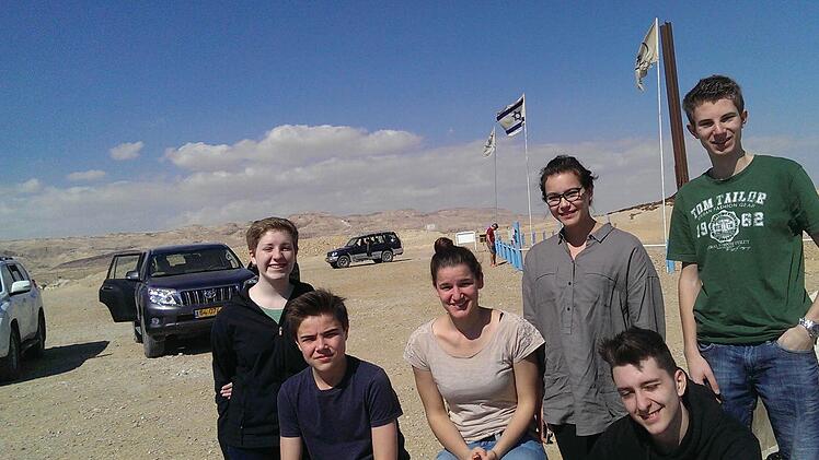 In der Wüste Negev (v. l.): Emily Lassos, Tizian Fella, Paula Hepp, Lea Zisler, Jonathan Kinle, André Ahlers,