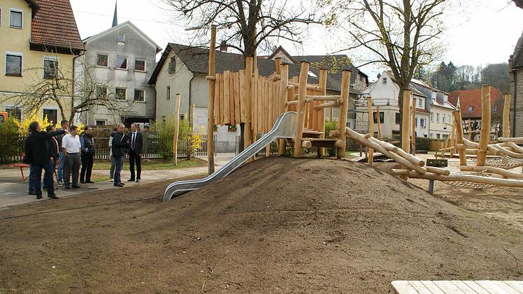 Prächtig sieht er aus, der neue Spielplatz des Städtischen Kindergartens. Die Bauausschussmitglieder schauten sich diesen Schlusspunkt zur umfassenden Sanierungs- und Umbauarbeiten am Kindergarten an.