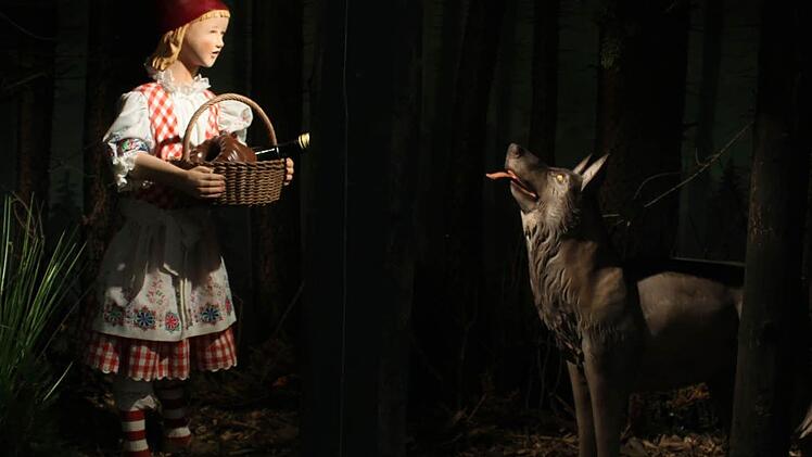 Rotkäppchen und der Wolf bereichern den Lichtenfelser Märchenwald. Die Szene mit handgeschnitzten Figuren wurde heuer als neues Element hinzugefügt.  Foto: Ramona Popp