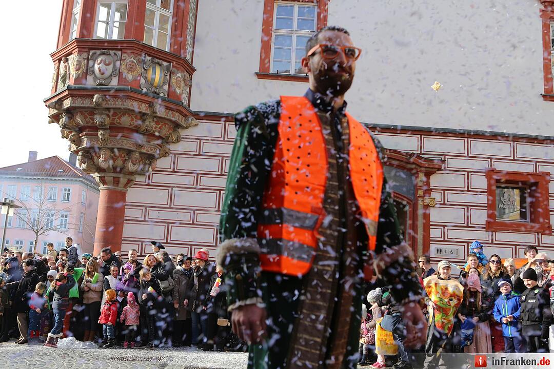 Gaudiwurm: Narren feiern in Coburg