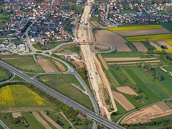 Das Luftbild (entstanden Anfang Mai) zeigt das volle Ausmaß der Schneise, die sich durch Breitengüßbach zieht. Luftaufnahmen: RonaldRinklefweitere Fotos: Hans Kurz