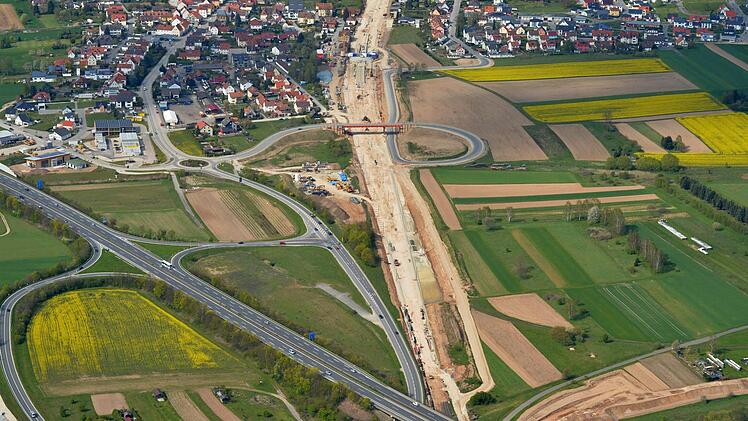 Das Luftbild (entstanden Anfang Mai) zeigt das volle Ausmaß der Schneise, die sich durch Breitengüßbach zieht. Luftaufnahmen: RonaldRinklefweitere Fotos: Hans Kurz