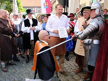 "Ritter Heinrich zu Geiersberg ob Seßlach" alias Heinz Winkelmann schlug den Hattersdorfer Ekkehard Siegel wegen seiner Verdienste um das kulturelle Erbe der Stadt zum "Ritter vom Seßlacher und Hattersdorfer Kapellenberg". Fotos: Bettina Knauth