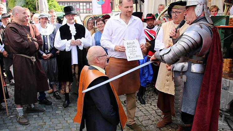 "Ritter Heinrich zu Geiersberg ob Seßlach" alias Heinz Winkelmann schlug den Hattersdorfer Ekkehard Siegel wegen seiner Verdienste um das kulturelle Erbe der Stadt zum "Ritter vom Seßlacher und Hattersdorfer Kapellenberg". Fotos: Bettina Knauth