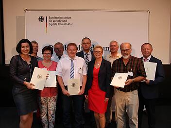 Staatssekretärin Dorothee Bär (links) überreichte Förderbescheide an (von links) Alfred Gündling, Patricia Schießer, Egon Klöffel, Matthias Klement, Roland Limpert, Sabine Dittmar, Jürgen Karle, August Weingart und Landrat Thomas Bold, der die Gemeinden vertrat, aus denen kein Bürgermeister dabei war. Foto: Ralf Ruppert