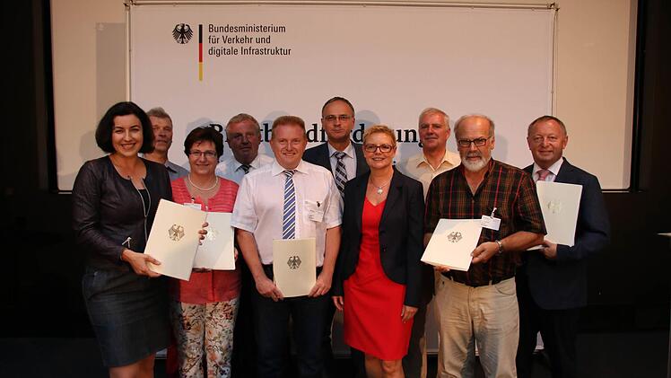 Staatssekretärin Dorothee Bär (links) überreichte Förderbescheide an (von links) Alfred Gündling, Patricia Schießer, Egon Klöffel, Matthias Klement, Roland Limpert, Sabine Dittmar, Jürgen Karle, August Weingart und Landrat Thomas Bold, der die Gemeinden vertrat, aus denen kein Bürgermeister dabei war. Foto: Ralf Ruppert