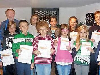 Die erfolgreichen Teilnehmer des Jugendsportabzeichens mit Sportabzeichenwart Otto Poperl (hinten links).