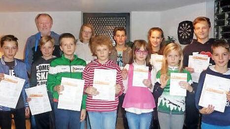 Die erfolgreichen Teilnehmer des Jugendsportabzeichens mit Sportabzeichenwart Otto Poperl (hinten links).
